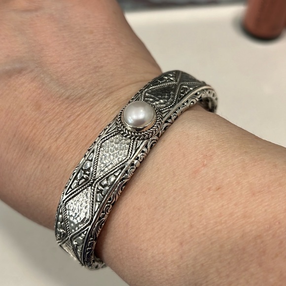 SARDA Sterling Silver Cuff Bracelet with 8mm white pearl - Picture 5 of 10